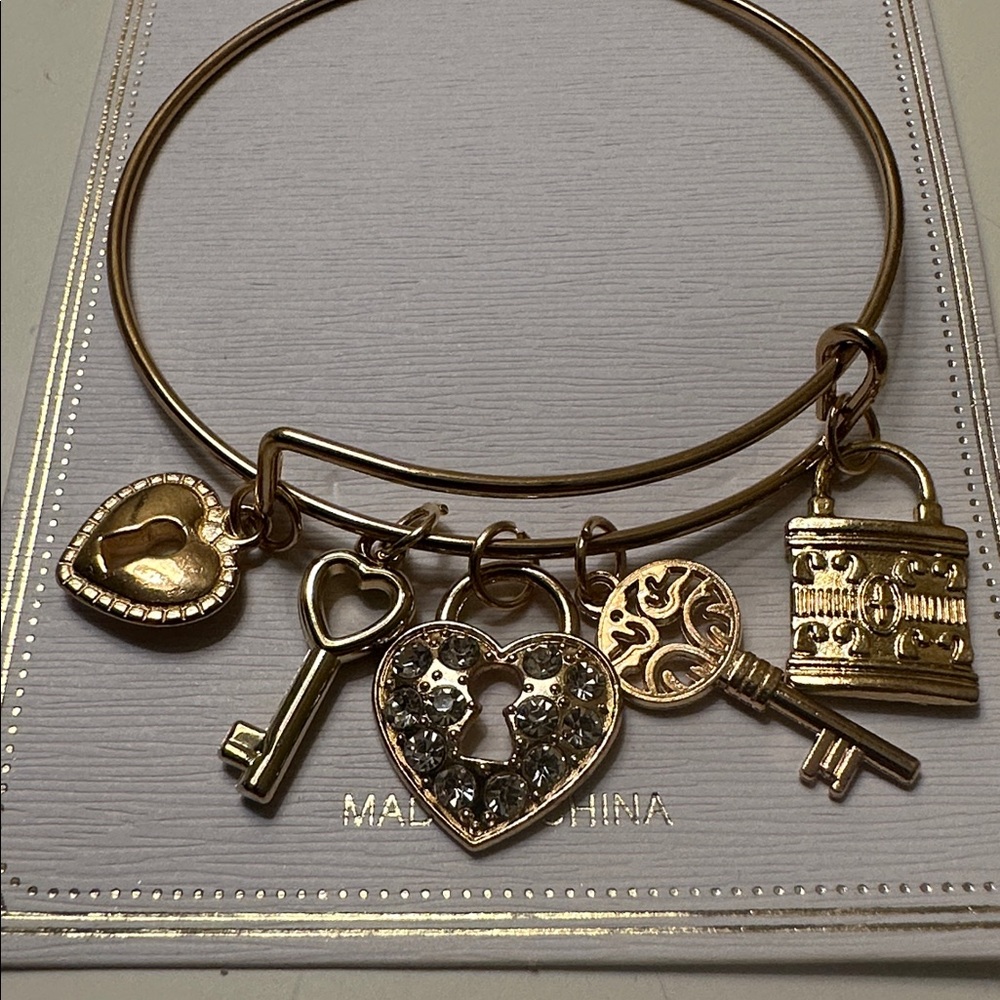 Gold Charm Bracelet with Heart and Key Pendants - Picture 4 of 7